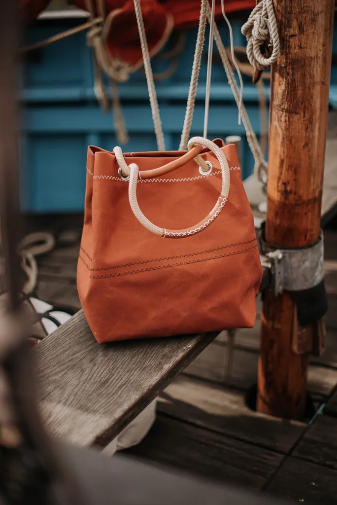 « Photographe saint malo capturant un sac en toile de voile en contexte d'usage