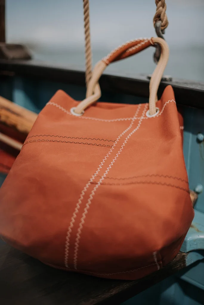 Détail d'un sac en voile photographié avec lumière naturelle.